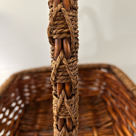 🟣 $11 SUPER SALE 🟣 WOVEN BASKET with woven handle - Picture 3 of 5